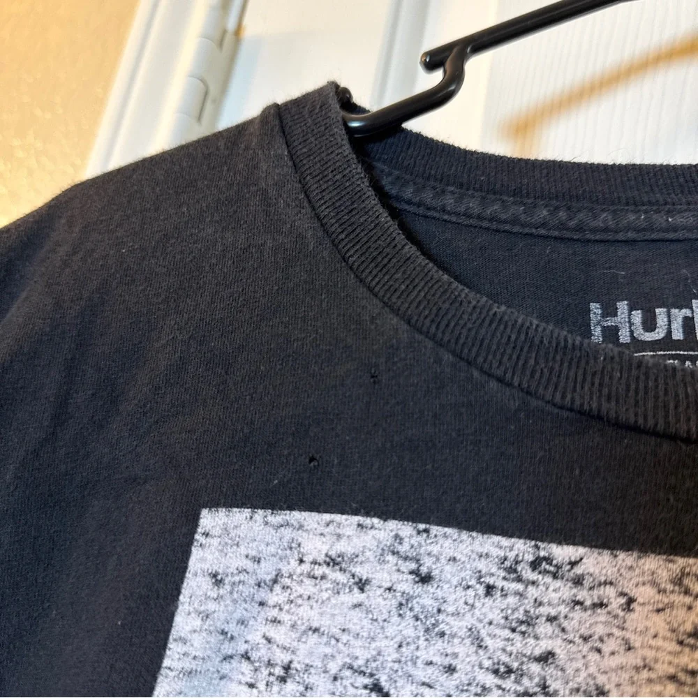 Hurley Black and Blue Graphic Tee, Men’s Classic Fit size‎ Large
